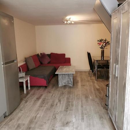 Palaz 1 - 2 Bedroom Garden Flat Эдмонтон Экстерьер фото