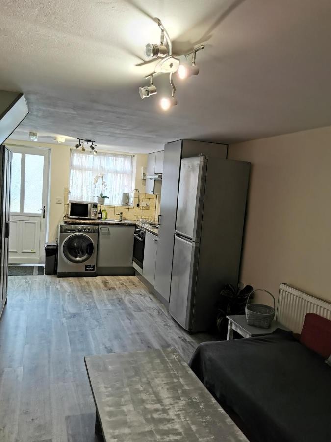 Palaz 1 - 2 Bedroom Garden Flat Эдмонтон Экстерьер фото