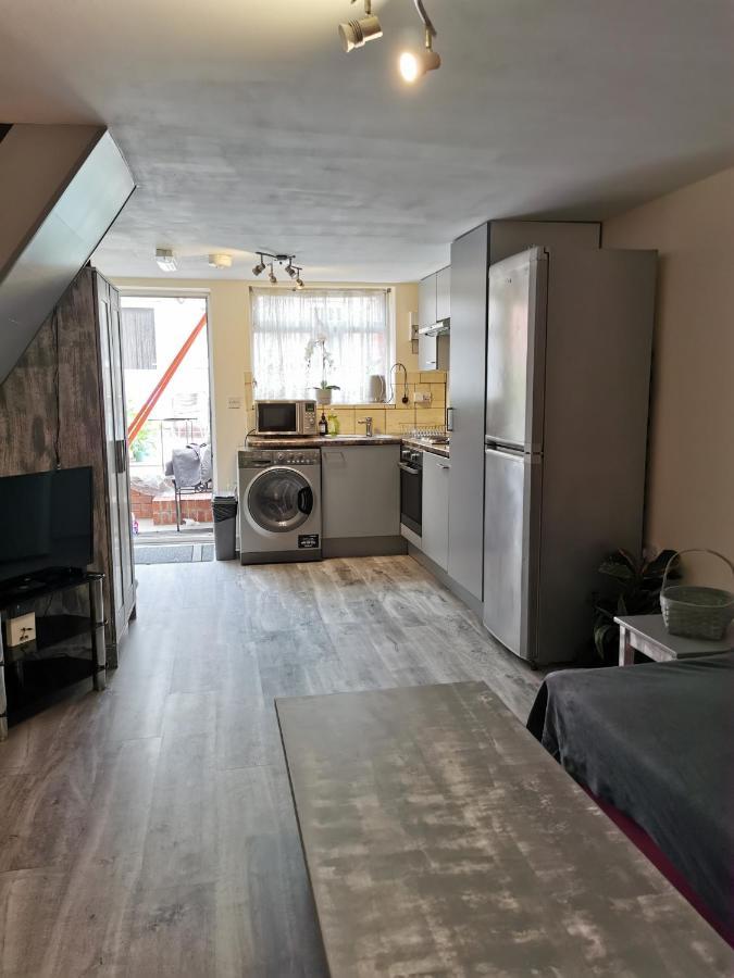 Palaz 1 - 2 Bedroom Garden Flat Эдмонтон Экстерьер фото