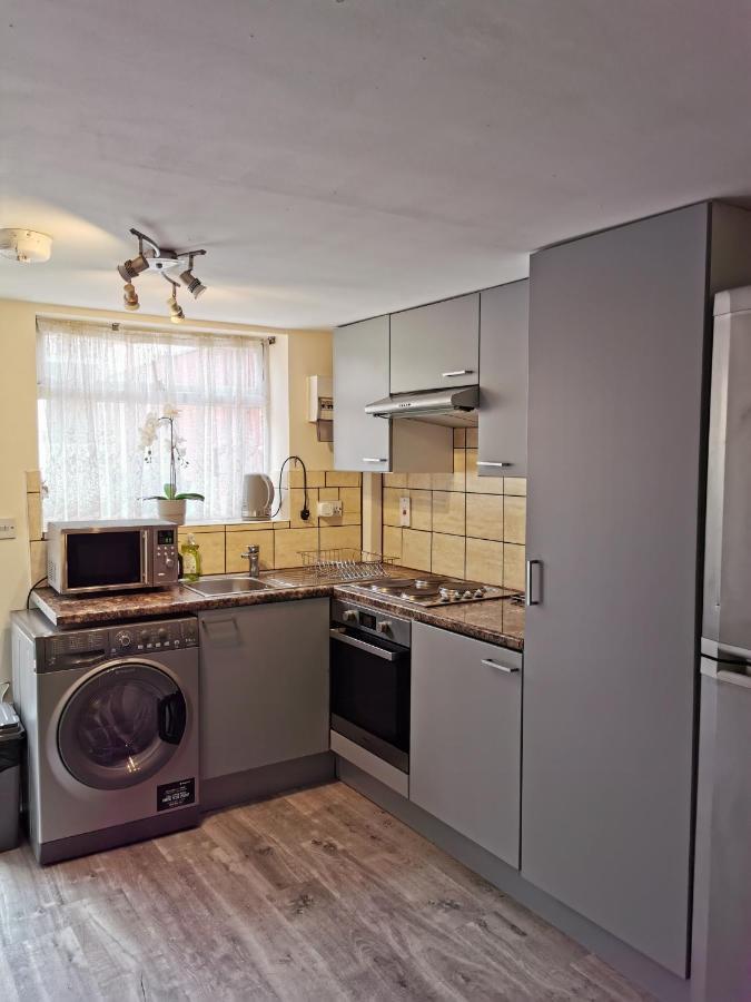Palaz 1 - 2 Bedroom Garden Flat Эдмонтон Экстерьер фото