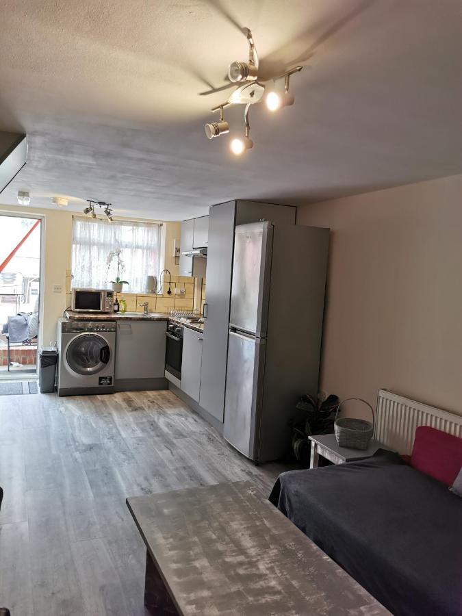 Palaz 1 - 2 Bedroom Garden Flat Эдмонтон Экстерьер фото